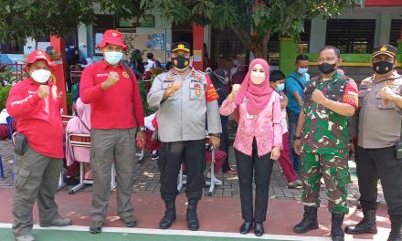 Polsek Cipondoh Polres Metro Tangerang Kota Gelar Vaksinasi Massal Anak Usia 6 s.d 11 Tahun di SDN Gondrong 03