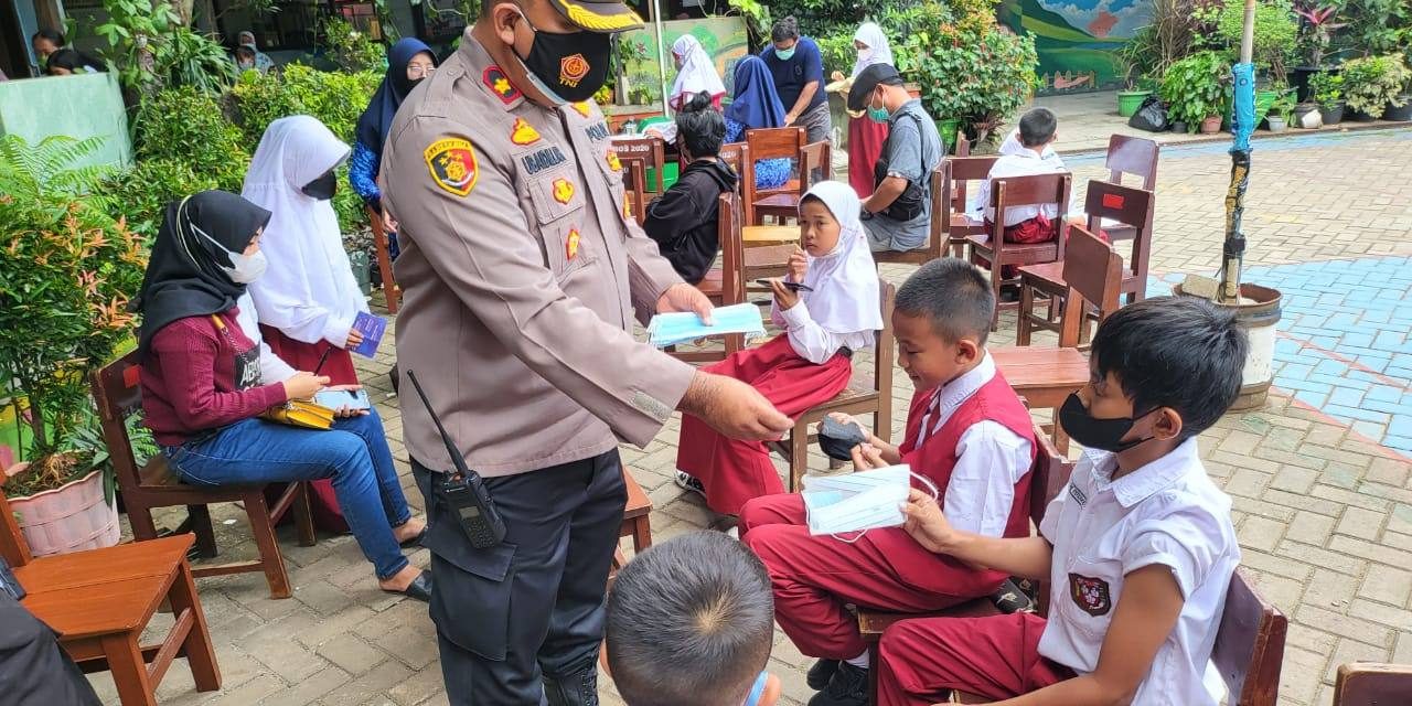 Kapolsek Cipondoh Polres Metro Tangerang Kota Bagikan Masker dan Edukasi Covid-19 Pada Vaksinasi Anak di SDN Cipondoh 01 & 02