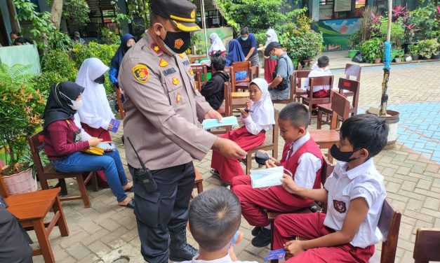 Kapolsek Cipondoh Polres Metro Tangerang Kota Bagikan Masker dan Edukasi Covid-19 Pada Vaksinasi Anak di SDN Cipondoh 01 & 02