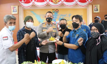 Puncak HPN ke-76, Kapolrestro Tangerang Kota Gelar Ramah Tamah dan Potong Tumpeng Bersama Insan Pers.