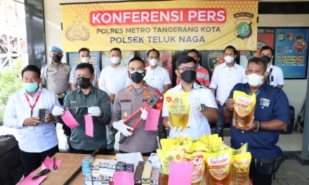 KONFERENSI PERS TINDAK PIDANA PENCURIAN DENGAN PEMBERATAN ( MODUS BOBOL ALFAMART DAN INDOMARET) Pasal 363 Ayat 1 ke 4 dan 5 KUHP “ Dengan Ancaman Pidana 7 ( Tujuh ) Tahun Penjara