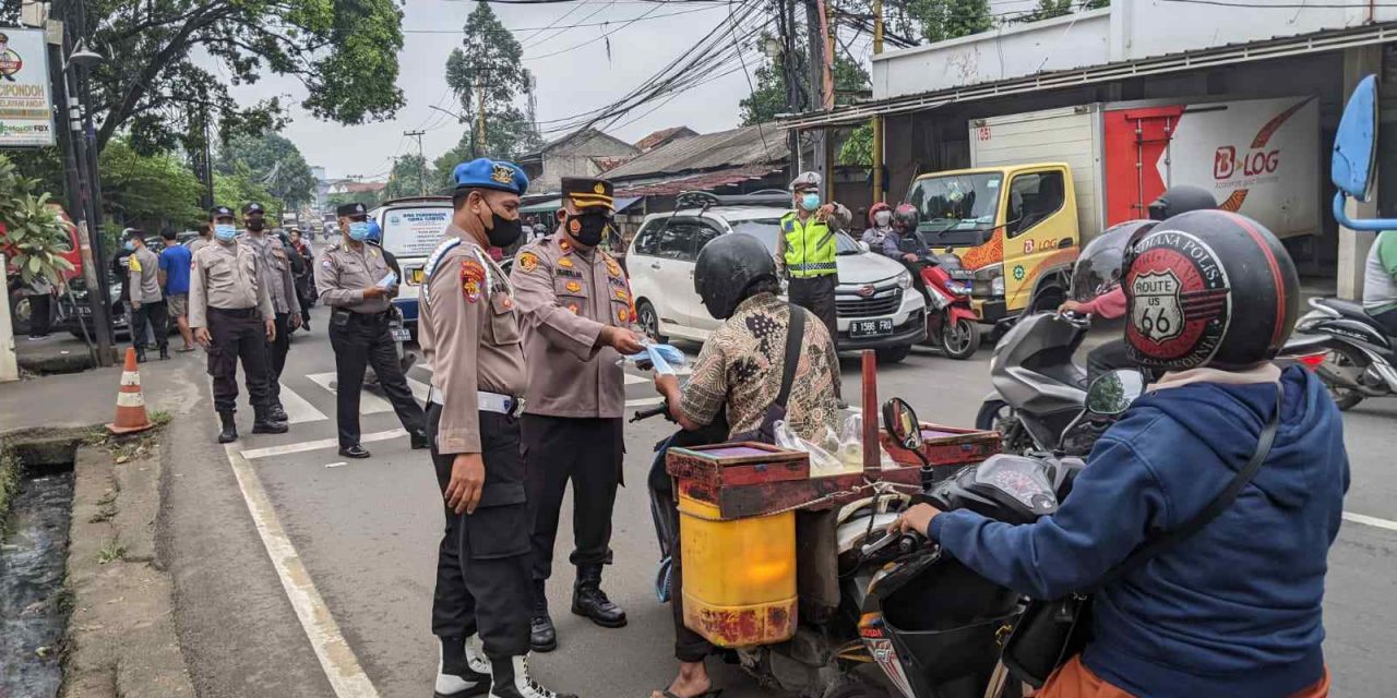 Kapolsek Cipondoh Bagikan Masker dan Edukasi Waspada Omicron Kepada Pengendara di depan Mapolsek Cipondoh