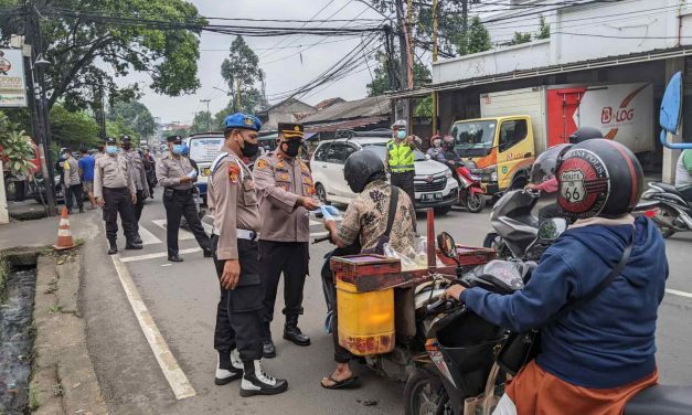 Kapolsek Cipondoh Bagikan Masker dan Edukasi Waspada Omicron Kepada Pengendara di depan Mapolsek Cipondoh