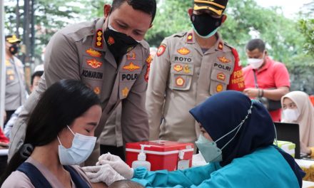 Kapolres Metro Tangerang Kota Tinjau Pelaksanaan Kegiatan Vaksinasi Serentak Di Pusat Jajanan Kuliner Pasar Lama