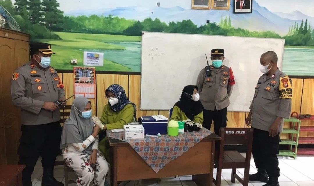 Kapolsek Cipondoh Cek dan Monitoring Vaksinasi Anak Usia 6 – 11 Tahun di SDN Cipondoh 01 dan 08