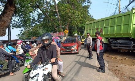 Personil Polsek Cipondoh Urai Kemacetan Akibat Truk Terperosok di depan Danau Situ Cipondoh