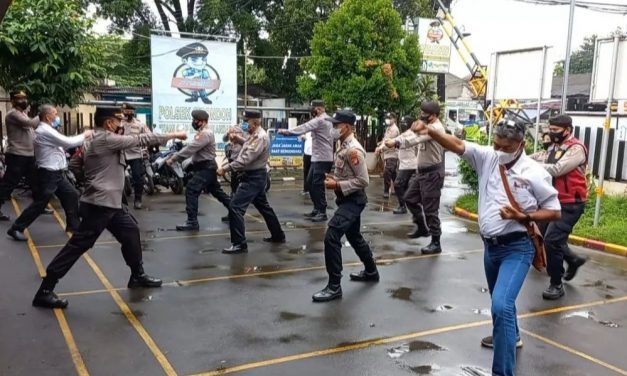 Polsek Cipondoh Laksanakan Latihan Fungsi Bela Diri Polri Untuk Tingkatkan Kemampuan Anggota Polsek Cipondoh