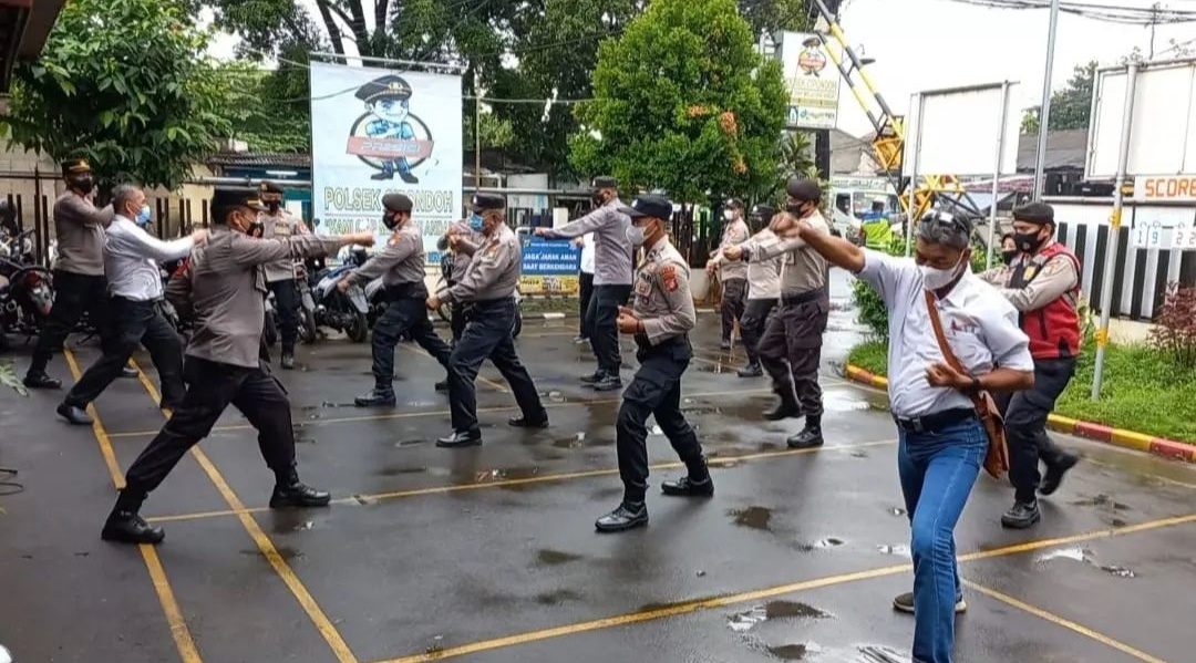 Polsek Cipondoh Laksanakan Latihan Fungsi Bela Diri Polri Untuk Tingkatkan Kemampuan Anggota Polsek Cipondoh