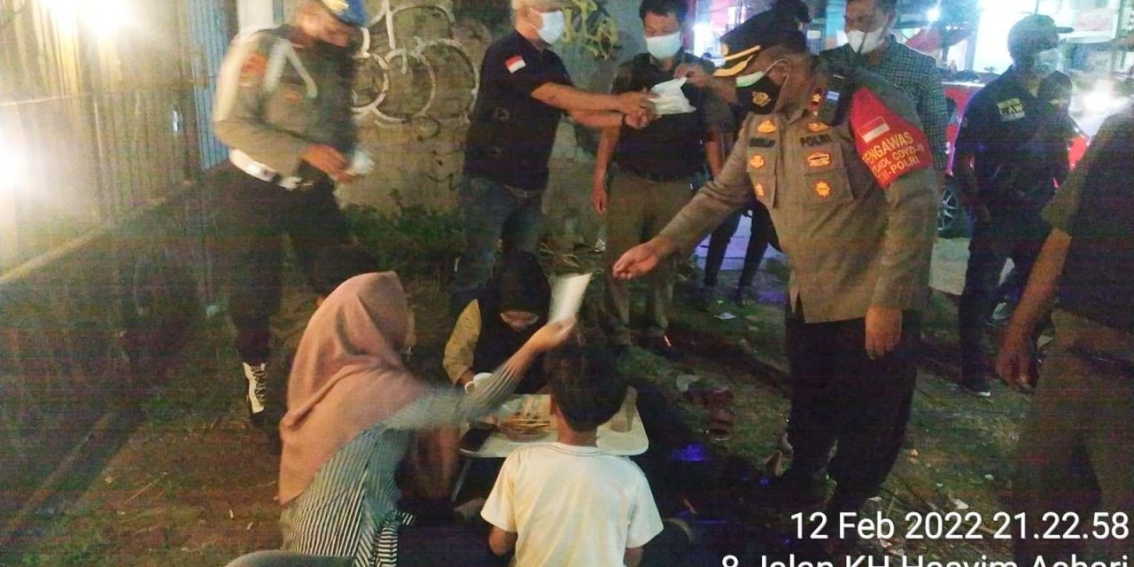 Polsek Cipondoh Gelar Ops. Yustisi PPKM Level 3 Beri Edukasi Waspada Omicron dan Bagikan Masker kepada Masyarakat