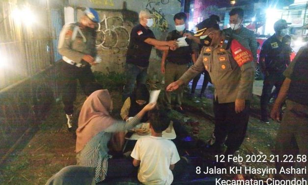 Polsek Cipondoh Gelar Ops. Yustisi PPKM Level 3 Beri Edukasi Waspada Omicron dan Bagikan Masker kepada Masyarakat