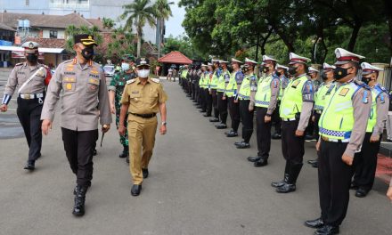 Kapolres Metro Tangerang Kota Kombes Pol Komarudin, S.I.K, M.M. Memimpin Apel Gelar Pasukan Kesiapan Pengamanan Operasi Kepolisian Kewilayahan Keselamatan Jaya-2022 Polres Metro Tangerang Kota