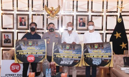 Kapolda Memberikan Apresiasi Kepada 3 Finalis Sayembara Logo Street Race Polda Metro Jaya*