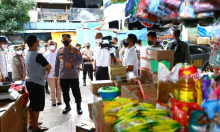 Tinjau Pasar Minggu, Kapolri Pastikan Stok Minyak Curah untuk Warga Aman 