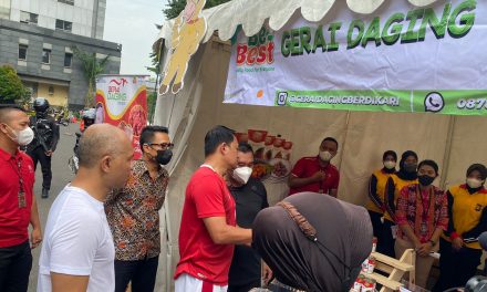 Polda Metro Jaya mengadakan Pasar Murah dalam menyambut bulan suci ramadhan 1443 H