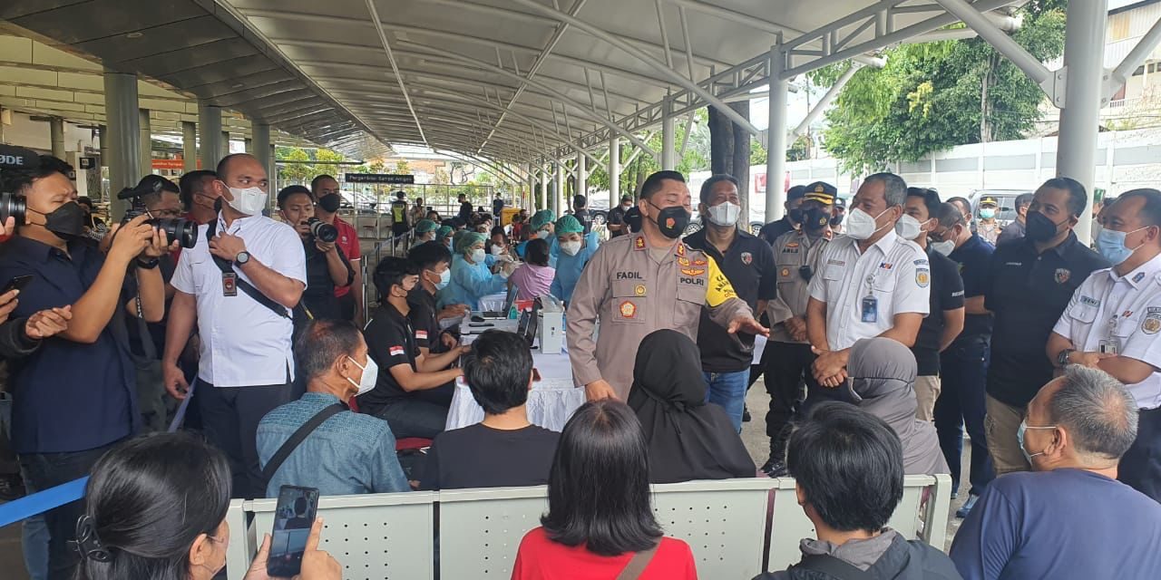 RESPON CEPAT INSTRUKSI PRESIDEN DAN KAPOLRI,  POLDA METRO BUKA GERAI VAKSINASI DI STASIUN SENEN