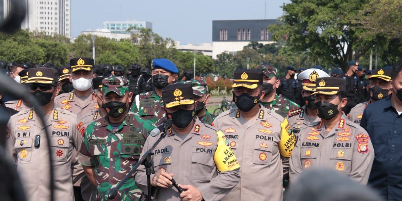 Kapolda Metro Bersama Dengan Pangdam Jaya memimpin apel pasukan dlm rangka kesiapan pengamanan unjuk rasa Elemen Mahasiswa BEM