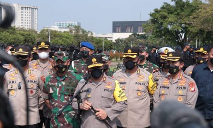 Kapolda Metro Bersama Dengan Pangdam Jaya memimpin apel pasukan dlm rangka kesiapan pengamanan unjuk rasa Elemen Mahasiswa BEM