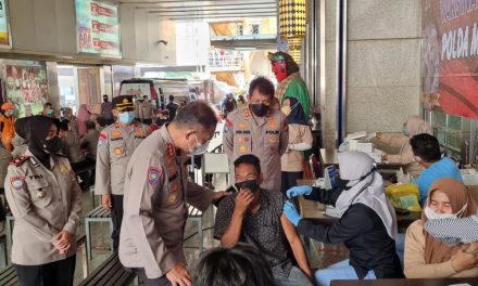 Sebanyak 1085 Orang Tervaksinasi, Polda Metro Jaya Gelar Akselerasi Percepatan Vaksin di Pasar Tanah Abang*